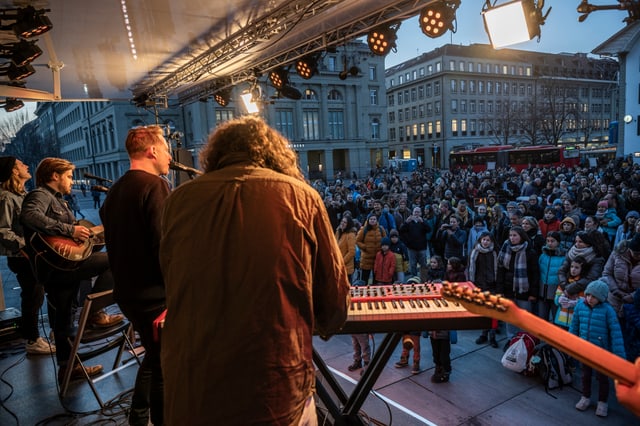 Zum Feierabend finden sich passend zum Hecht-Konzert viele Besucher auf dem Bundesplatz und spenden fleissig.