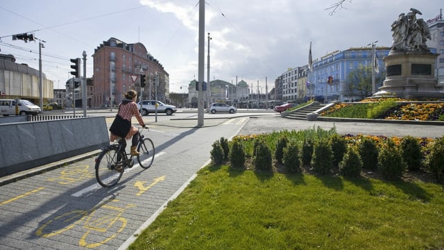 Velofahrerin unterwegs in der Stadt Basel. 