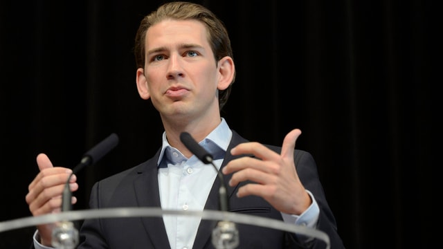 Österreichs Aussenminister Kurz gestikuliert während einer Rede im Wallis.(keystone)