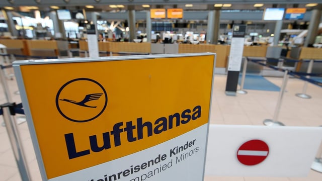 Verwaiste Check-In-Schalter am Flughafen in Hamburg. 