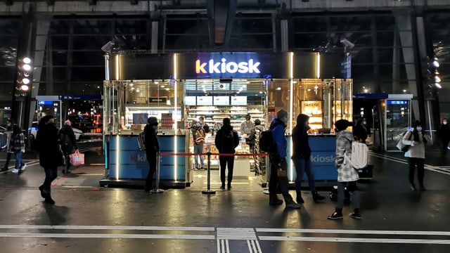 Schlange vor dem Kiosk im Bahnhof Luzern.