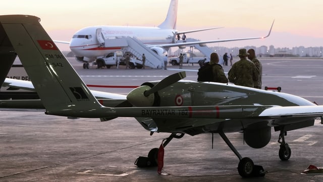 Drohne und Militaristen auf Flughafen