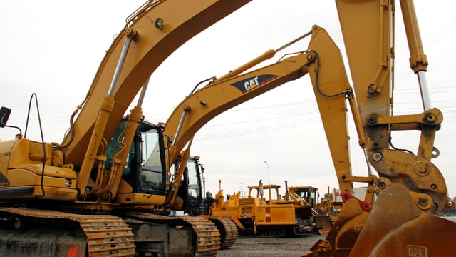 Stehende Bagger und Baumaschinen