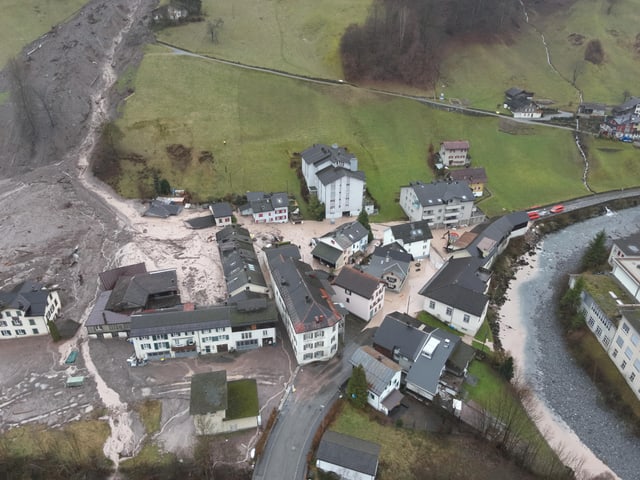 Dorf voll mit Schlamm