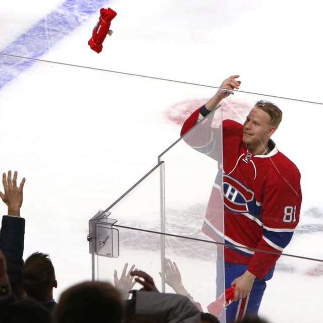 Lars Eller wirft etwas Rotes ins Publikum.