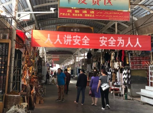 Banner auf einer Einkaufsstrasse.