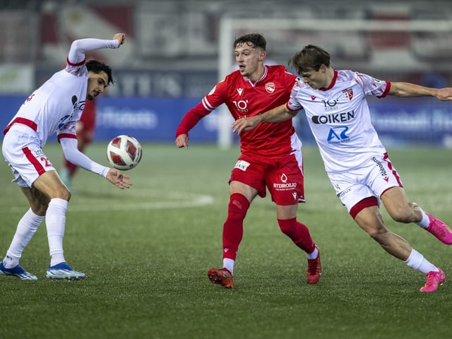 Theo Berdayes, Daniel Dos Santos und Joël Schmied kämpfen um den Ball