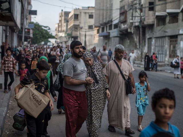 Familie in Gaza Stadt auf der Flucht