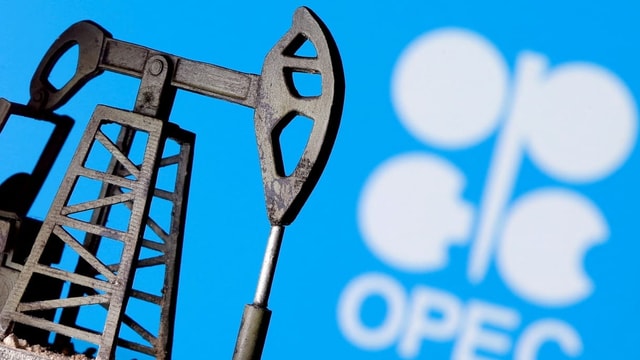 Ein Ölpumpenheber ist vor dem angezeigten Opec-Logo zu sehen.