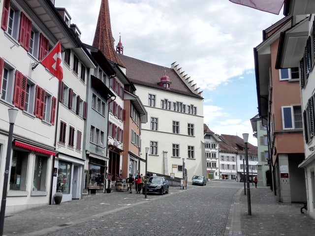 Blick in eine Altstadtgasse im historischen Kern von Sursee.