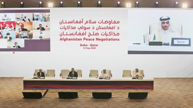 Blick auf das Podium der afghanischen Friedensgespräche in Doha (Katar).