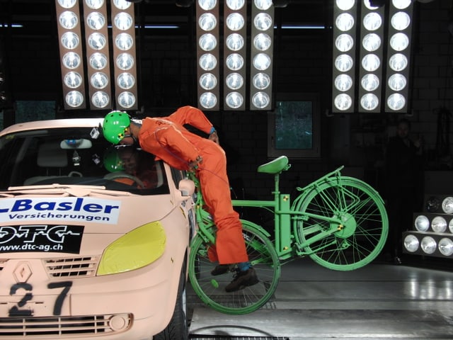 Ein Dummy stösst mit einem Auto zusammen.