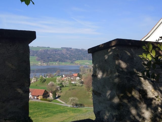 Sicht von den Schiessscharten hinunter zum Baldeggersee.