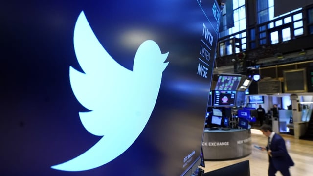 Das Twitter-Loge an der Wallstreet in New York