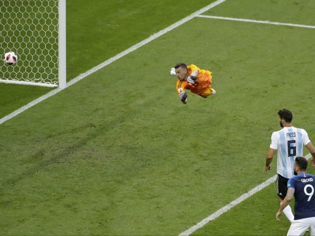 Argentiniens Keeper Franco Armani schaut dem Prachtsschuss von Benjamin Pavard nach.