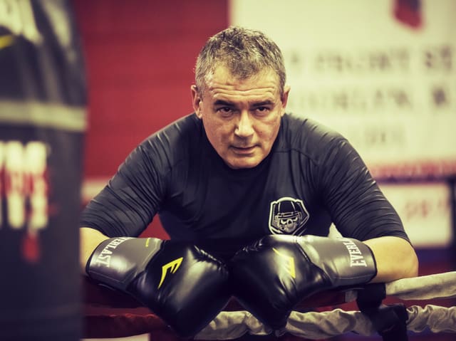 Der Schrifsteller Ilija Trojanow mit Boxhandschuhen.