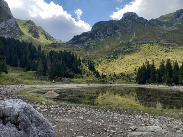 Das Wasser reicht nicht bis zum Ufer