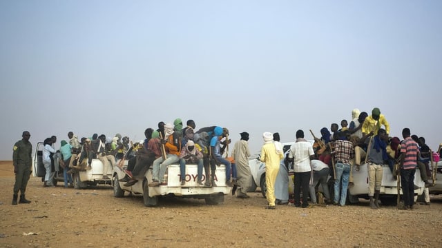 Migranten auf Fahrzeugen