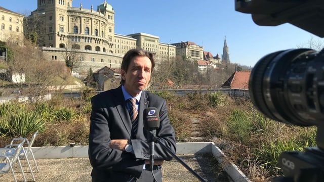 Geiser steht vor dem Bundeshaus, eine Kamera auf ihn gerichtet.