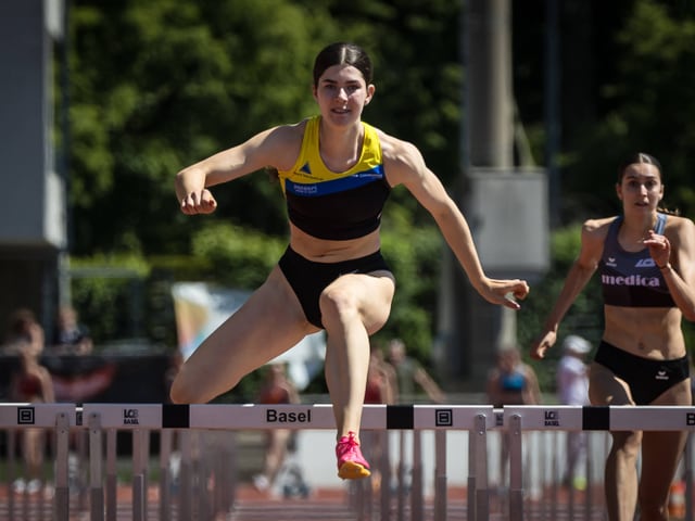 Leichtathletin bei Hürdenlauf in Basel.