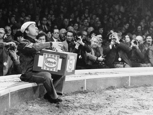 Emil Steinberger sitzt als Glaceverkäufer in der Manege