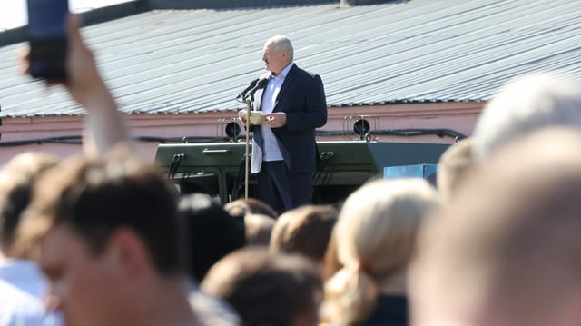 Lukaschenko vor Arbeitern in einer Fabrik, 17. August