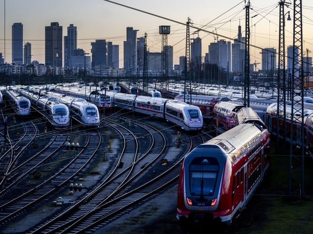 Abgestellte Züge vor des Skyline Frankfurts.