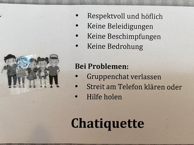 Es steht: Respektvoll, höflich sein. Nicht bedrohen, beschimpfen oder beleidigen. Bei Problemen Hilfe holen.