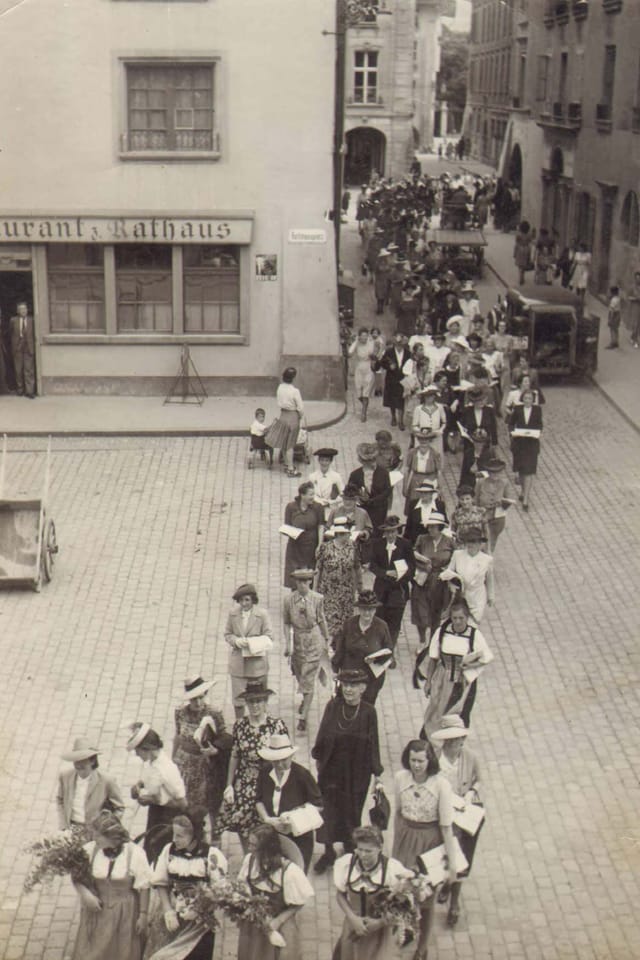 Eine lange Schlange zieht vor das Rathaus.