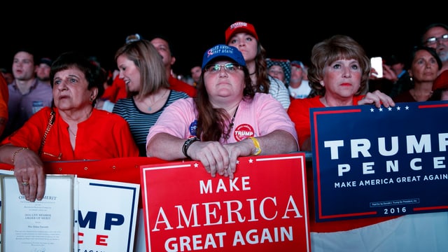 Frauen mit Pro-Trump-Schildern.