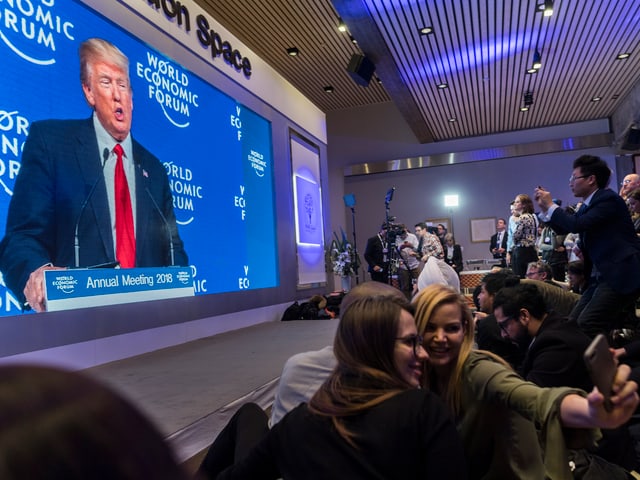 Rede Trump auf Grossleinwand.