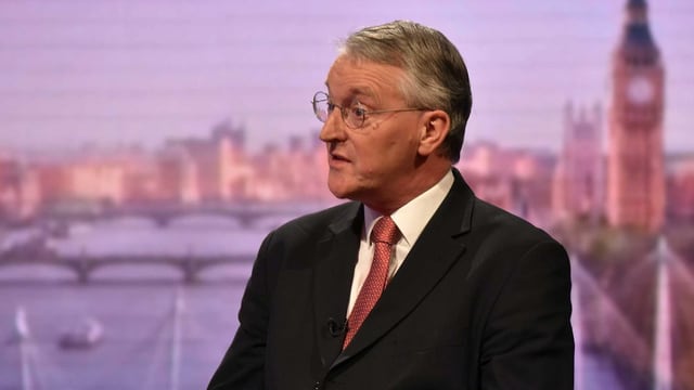 Schattenaussenminster Hilary Benn in einer Fernsehsendung