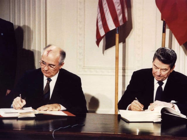 Gorbatschow und Reagan unterzeichnen 1987 den Washingtoner Vertrag über nukleare Mittelstreckensysteme. (reuters)