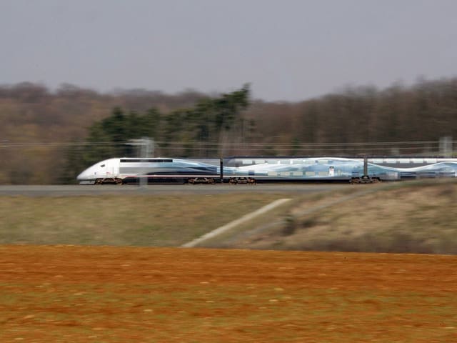 Der französische Schnellzug TGV V150 fährt durch den Osten Frankreichs. (keystone)