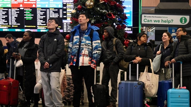 Passagiere an der Euston Station im Norden Londons (24.12.22)