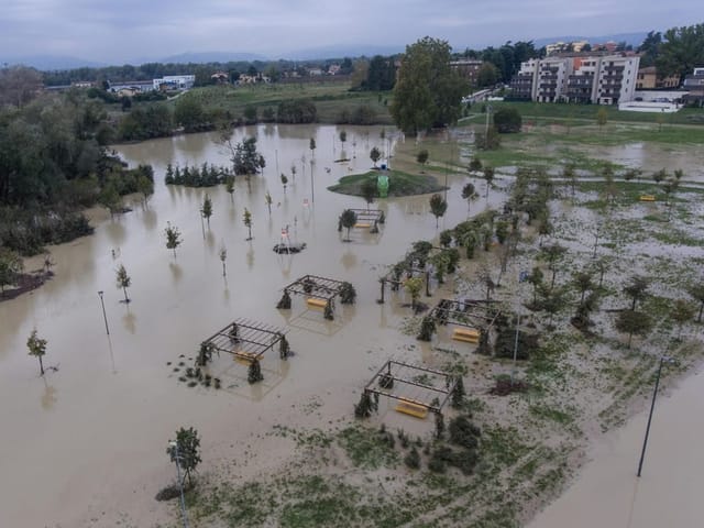 Ein Park in Castenaso, nachdem der Fluss Idice über die Ufer getreten ist.