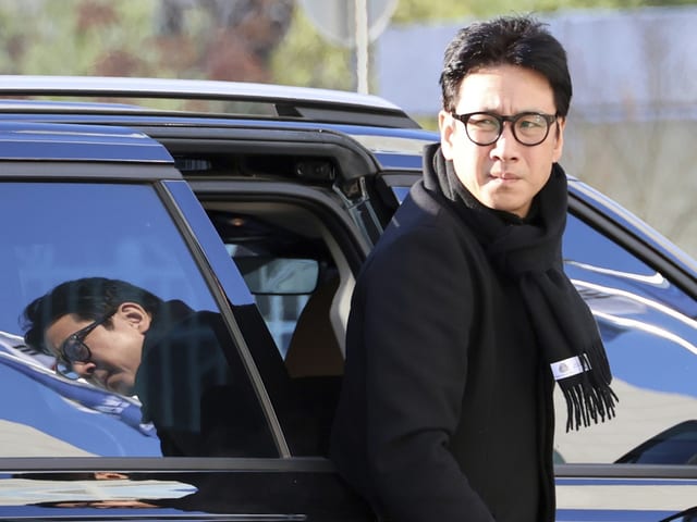 Lee Sun Kyun steigt aus einem Auto aus.