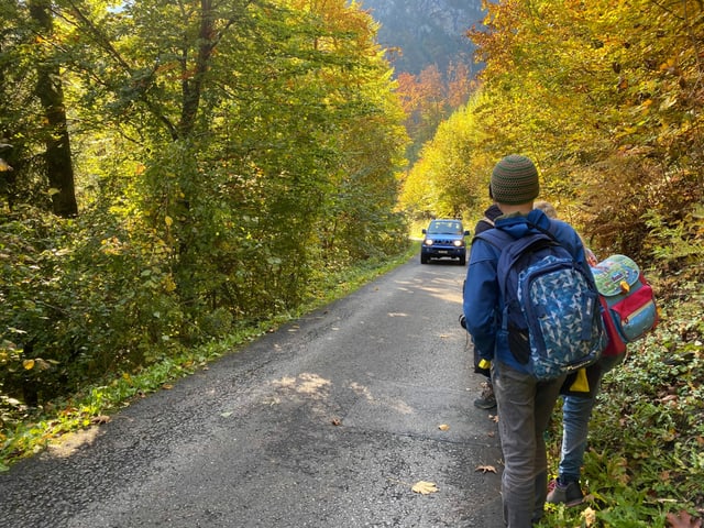 Carmen, Marco und David machen Platz für ein Auto.