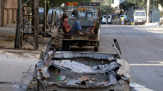 Ein zerstörtes Auto in Aleppo.