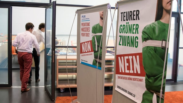 Eintritt zur Medienkonferenz im Bundeshaus-Medienzentrum mit zwei Gegner-Plakaten.