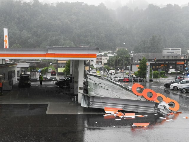 Ein grosses Dachelement einer Tankstelle liegt abgebrochen auf dem Boden. 