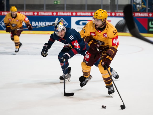 Benjamin Smith von Red Bull Muenchen und Valtteri Filppula von Geneve-Servette