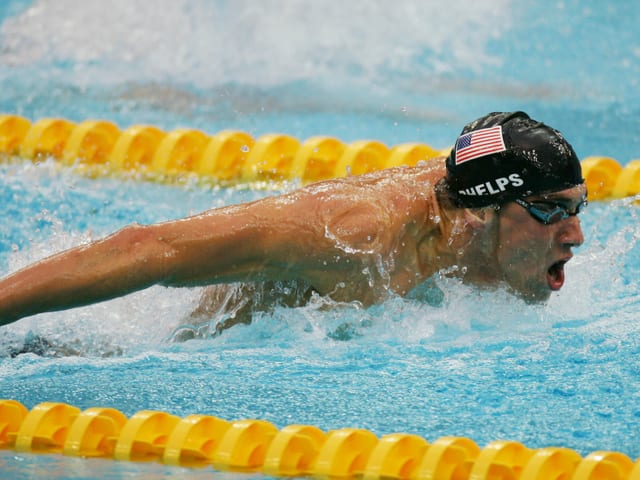 Schwimmer im Wettkampf im Pool.