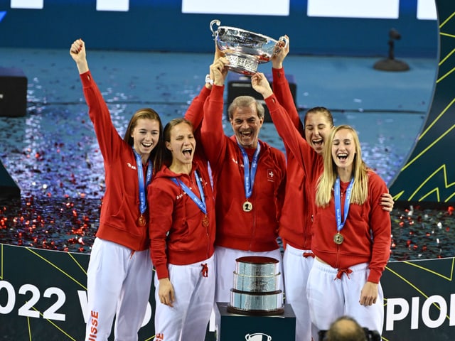 Das Schweizer Frauen-Tennis-Team am Billie Jean King Cup.