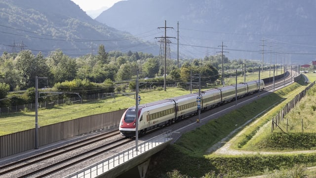 Ein Zug auf der Strecke in Biasca. 