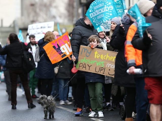 Menschen demonstrieren in Grossbritannien.