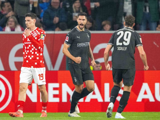 Fussballspieler in Aktion auf dem Spielfeld.