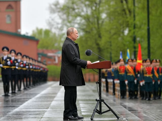 Vladimir Putin vor der Ehrengarde.