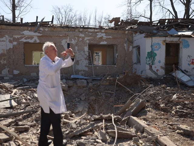 Arzt Anatolii Pavlov fotografiert eine beschädigte psychiatrische Klinik in Mykolajiw.