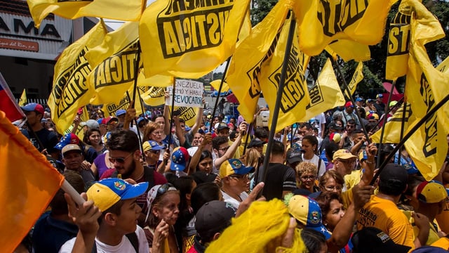 Demonstranten mit gelben Flaggen in Caracas. 